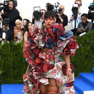 Rihanna, habillée d'une robe Comme des Garçons (collection automne 2016) et de sandales Dsquared² - Met Gala 2017, exposition "Rei Kawakubo/Comme des Garçons: Art Of The In-Between" au Metropolitan Museum of Art. New York, le 1er mai 2017.