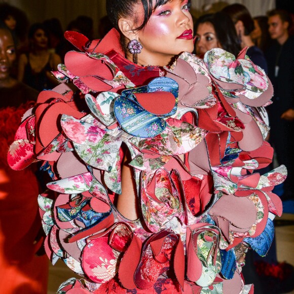 Rihanna, habillée d'une robe Comme des Garçons (collection automne 2016) et de sandales Dsquared² - Met Gala 2017, exposition "Rei Kawakubo/Comme des Garçons: Art Of The In-Between" au Metropolitan Museum of Art. New York, le 1er mai 2017.