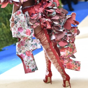 Rihanna, habillée d'une robe Comme des Garçons (collection automne 2016) et de sandales Dsquared² - Met Gala 2017, exposition "Rei Kawakubo/Comme des Garçons: Art Of The In-Between" au Metropolitan Museum of Art. New York, le 1er mai 2017.