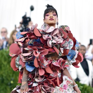 Rihanna, habillée d'une robe Comme des Garçons (collection automne 2016) et de sandales Dsquared² - Met Gala 2017, exposition "Rei Kawakubo/Comme des Garçons: Art Of The In-Between" au Metropolitan Museum of Art. New York, le 1er mai 2017.