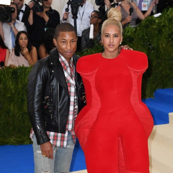 Pharrell Williams et son épouse Helen Lasichanh, habillés en Comme des Garçons (perfecto et chemise pour Pharrell Williams) - Met Gala 2017, exposition "Rei Kawakubo/Comme des Garçons: Art Of The In-Between" au Metropolitan Museum of Art. New York, le 1er mai 2017.