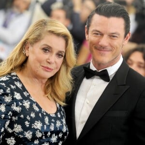 Catherine Deneuve et Luke Evans lors de la soirée Costume Institute Benefit at The Metropolitan Museum of Art celebrating the opening of Rei Kawakubo/Comme des Garcons: Art of the In-Between à New York City, le 1er mai 2017.