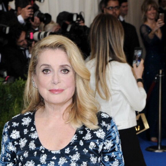 Catherine Deneuve lors de la soirée Costume Institute Benefit at The Metropolitan Museum of Art celebrating the opening of Rei Kawakubo/Comme des Garcons: Art of the In-Between à New York City, le 1er mai 2017.