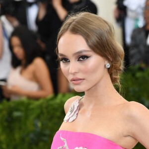 Lily-Rose Depp (robe Chanel) lors de la soirée Costume Institute Benefit at The Metropolitan Museum of Art celebrating the opening of Rei Kawakubo/Comme des Garcons: Art of the In-Between à New York City, le 1er mai 2017.