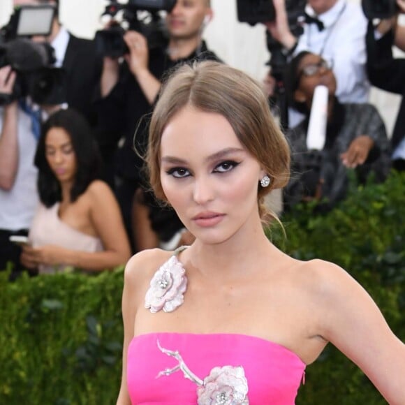 Lily-Rose Depp (robe Chanel) lors de la soirée Costume Institute Benefit at The Metropolitan Museum of Art celebrating the opening of Rei Kawakubo/Comme des Garcons: Art of the In-Between à New York City, le 1er mai 2017.