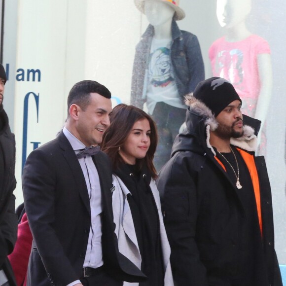 Exclusif - Selena Gomez et son compagnon The Weeknd (Abel Tesfaye) font du shopping en amoureux sur Bloor Street à Toronto, le 16 mars 2017. © CPA/Bestimage