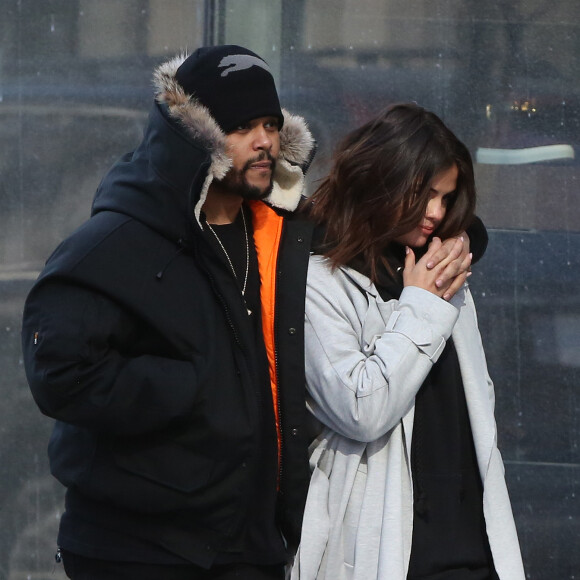 Exclusif - Selena Gomez et son compagnon The Weeknd (Abel Tesfaye) font du shopping en amoureux sur Bloor Street à Toronto, le 16 mars 2017. © CPA/Bestimage