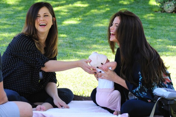Selena Gomez reçoit la visite de sa mère et de sa petite soeur sur un shooting à Los Angeles le 19 juin 2013.
