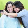 Selena Gomez reçoit la visite de sa mère lors d'un tournage d'une publicité à Los Angeles le 13 mai 2013.