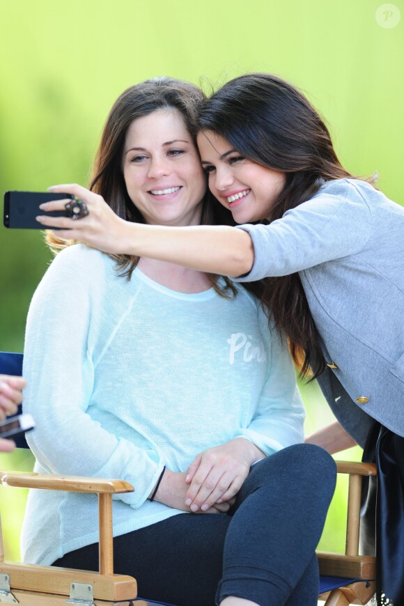 Selena Gomez reçoit la visite de sa mère lors d'un tournage d'une publicité à Los Angeles le 13 mai 2013.
