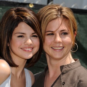 Selena Gomez pose avec sa maman lors d'un évènement organisé pour la fondation Elizabeth Glaser Pediatric AIDS à Los Angeles le 7 juin 2009.