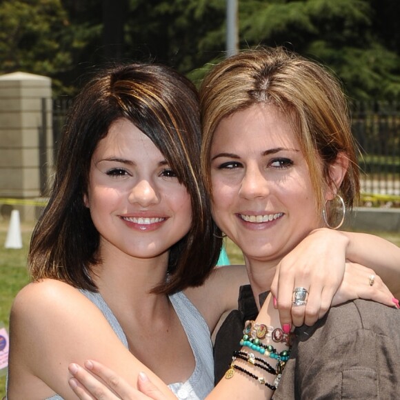 Selena Gomez pose avec sa maman lors d'un évènement organisé pour la fondation Elizabeth Glaser Pediatric AIDS à Los Angeles le 7 juin 2009.