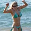 Exclusif - Prix spécial - No Web - Fergie, son mari Josh Duhamel et leur fils Axl en vacances sur une plage de Maui à Hawaï le 4 janvier 2017.  Exclusive - Please hide children's face prior to the publication - Singer Fergie was all smiles as she and her husband Josh Duhamel went for a swim with their son Axl in Maui, Hawaii on January 4, 2017. The famous family is still enjoying their tropical New Year's getaway.04/01/2017 - Hawaï