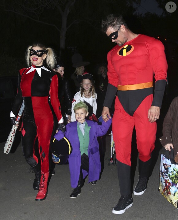 Fergie, son mari Josh Duhamel et son fils Axl Jack sont déguisés pour Halloween dans les rues de Brentwood, le 31 octobre 2016  Please hide children face prior publication Fergie out trick or treating with husband Josh Duhamel and their son Axl Jack in their neighborhood at Brentwood, California on October 31, 2016. Fergie was dressed as Harley Quinn, Duhamel as Mr. Incredible and their son as The Joker31/10/2016 - Los Angeles