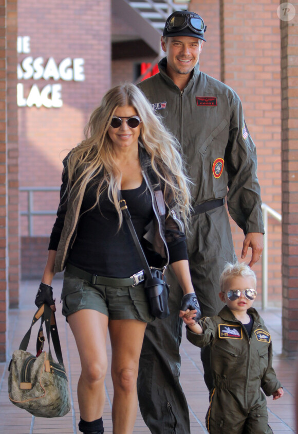 Exclusif - Josh Duhamel et Fergie arrivent à la fête d'anniversaire de leur fils Axl (2 ans) à Brentwood Los Angeles, le 29 Août 2015  For Germany Call For Price - Please Hide Children's Face Prior To The Publication Exclusive... 51836109 Couple Josh Duhamel and Fergie out celebrating their son Axl's 2nd birthday in Brentwood, California on August 29, 2015. Axl and Josh were wearing matching Top Gun flight suits.29/08/2015 - Los Angeles