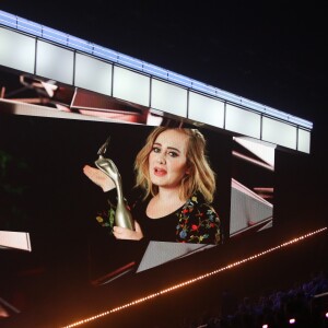 Un message vidéo de la chanteuse Adele, qui a reçu le prix "Global Success", diffusé sur la scène des Brit Awards 2017 à l'O2 Arena à Londres. Le 22 février 2017