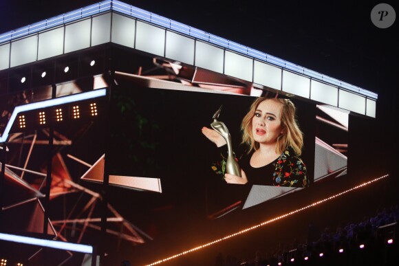 Un message vidéo de la chanteuse Adele, qui a reçu le prix "Global Success", diffusé sur la scène des Brit Awards 2017 à l'O2 Arena à Londres. Le 22 février 2017