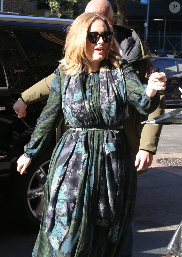 La chanteuse Adele rencontre ses fans dans la rue à New York, le 25 novembre 2015. Elles est à New York pour la promotion de son nouvel album.