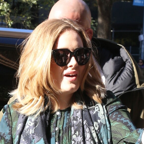 La chanteuse Adele rencontre ses fans dans la rue à New York, le 25 novembre 2015. Elles est à New York pour la promotion de son nouvel album.