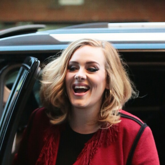 La chanteuse Adele souriante à New York le 20 novembre 2015.