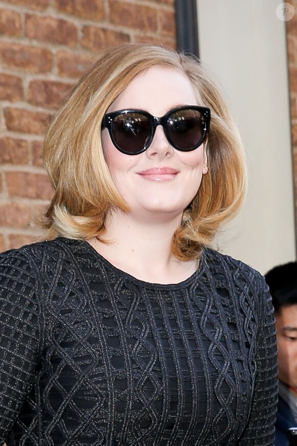 Adele fait des selfies avec ses fans devant son hôtel à New York, le 16 novembre 2015