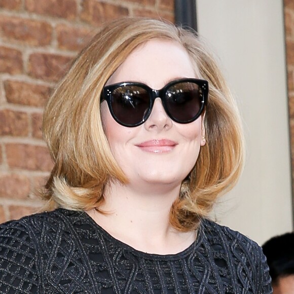 Adele fait des selfies avec ses fans devant son hôtel à New York, le 16 novembre 2015