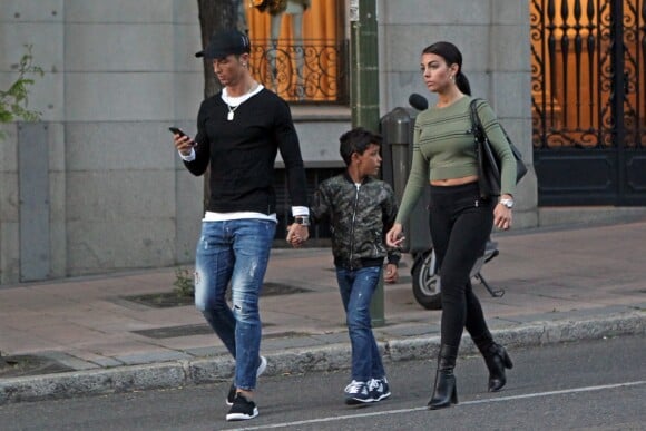 Cristiano Ronaldo se promène avec son fils Cristiano Ronaldo Jr. et sa compagne Georgina Rodriguez à Madrid, le 20 avril 2017.
