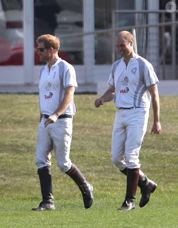 Le prince Harry et le prince William lors de l'Audi Polo Challenge le 7 mai 2017 au club de polo de Coworth Park, à Ascot dans le Berkshire.