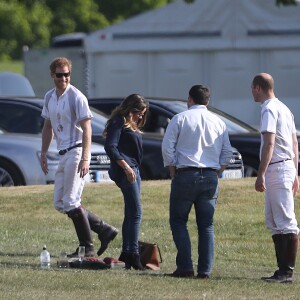 Le prince Harry et le prince William lors de l'Audi Polo Challenge le 7 mai 2017 au club de polo de Coworth Park, à Ascot dans le Berkshire.