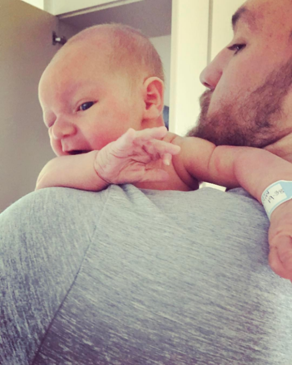 Conor McGregor et sa compagne Dee Devlin ont accueilli leur premier enfant le 5 mai 2017 à Dublin, Conor (Jr.) Jack McGregor, qui a déjà une sacrée gauche apparemment. Photo Instagram du 7 mai 2017.