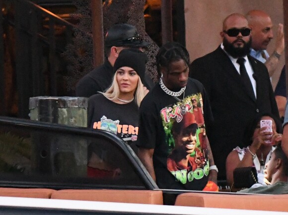 Kylie Jenner et Travis Scott quittant un restaurant et embarquant à bord d'un yacht appartenant à leur ami Dave Grutman, à Miami le 8 mai 2017