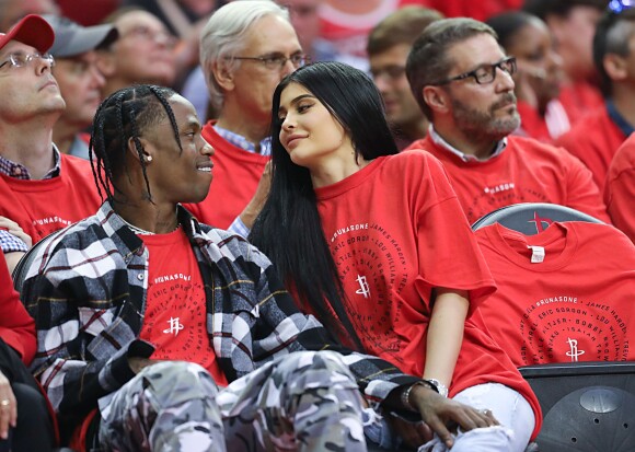 Travis Scott et Kylie Jenner lors d'un match de basketball opposant les Houston Rockets face à l'équipe d'Oklahoma City Thunder à Houston le 25 avril 2017