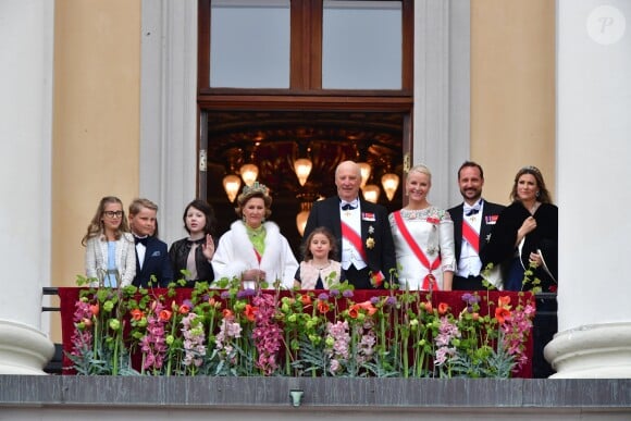 La princesse Ingrid Alexandra, le prince Sverre Magnus, la princesse Emma Tallulah Behn, la reine Sonja de Norvège, le roi Harald, la princesse Leah Isadora, la princesse Mette Marit, le prince Haakon et la princesse Martha Louise - Les familles royales au balcon lors du 80ème anniversaire du roi Harald et de la reine Sonja de Norvège à Oslo le 9 mai 2017. 09/05/2017 - Oslo