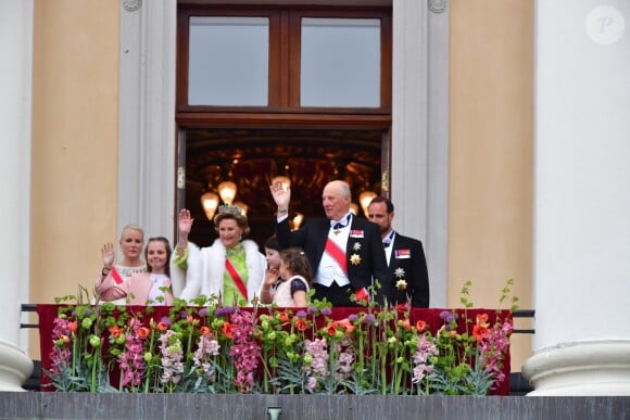 La princesse Mette Marit, la princesse Ingrid Alexandra, la reine Sonja, la princesse Emma Tallulah Behn, la princesse Leah Isadora, le roi Harald, le prince Haakon - Les familles royales au balcon lors du 80ème anniversaire du roi Harald et de la reine Sonja de Norvège à Oslo le 9 mai 2017. 09/05/2017 - Oslo