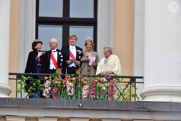 La reine Silvia, le roi Carl Gustav, le roi Willem Alexander, la reine Maxima, la princesse Astrid - Les familles royales au balcon lors du 80ème anniversaire du roi Harald et de la reine Sonja de Norvège à Oslo le 9 mai 2017. 09/05/2017 - Oslo