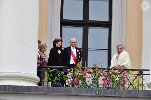 Le roi Willem Alexander, la reine Maxima, la reine Silvia, le roi Carl Gustav, la princesse Astrid - Les familles royales au balcon lors du 80ème anniversaire du roi Harald et de la reine Sonja de Norvège à Oslo le 9 mai 2017. 09/05/2017 - Oslo
