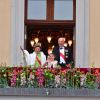La reine Sonja, la princesse Emma Tallulah Behn, le roi Harald - Les familles royales au balcon lors du 80ème anniversaire du roi Harald et de la reine Sonja de Norvège à Oslo le 9 mai 2017. 09/05/2017 - Oslo