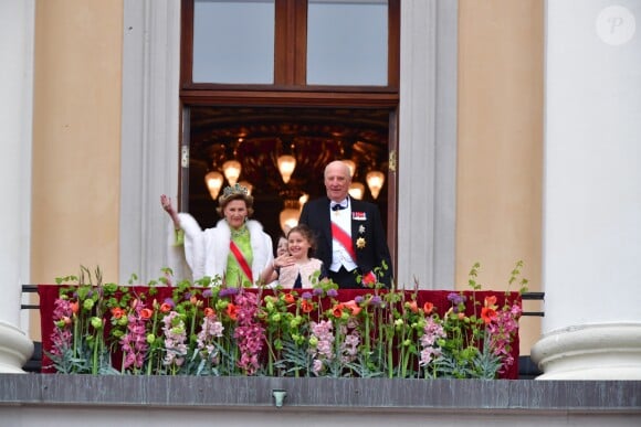 La reine Sonja, la princesse Emma Tallulah Behn, le roi Harald - Les familles royales au balcon lors du 80ème anniversaire du roi Harald et de la reine Sonja de Norvège à Oslo le 9 mai 2017. 09/05/2017 - Oslo