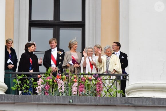 Sophie, comtesse de Wessex, la reine Silvia, le roi Carl Gustav, le roi Willem Alexander, la reine Maxima, la princesse Beatrix, la princesse Mabel, la princesse Astrid - Les familles royales au balcon lors du 80ème anniversaire du roi Harald et de la reine Sonja de Norvège à Oslo le 9 mai 2017. 09/05/2017 - Oslo