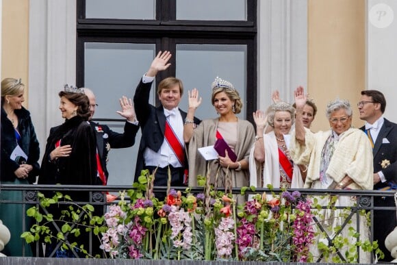 Sophie, comtesse de Wessew, la reine Silvia, le roi Carl Gustav, le roi Willem Alexander, la reine Maxima, la princesse Beatrix, la princesse Mabel, la princesse Astrid, le prince Constantijn - Les familles royales au balcon lors du 80ème anniversaire du roi Harald et de la reine Sonja de Norvège à Oslo le 9 mai 2017. 09/05/2017 - Oslo