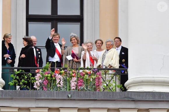 Sophie, comtesse de Wessex, la reine silvia, le roi Carl Gustav, le roi Willem Alexander, la reine Maxima, la princesse Beatrix, la princesse Mabel, la princesse Astrid, le prince Constantijn - Les familles royales au balcon lors du 80ème anniversaire du roi Harald et de la reine Sonja de Norvège à Oslo le 9 mai 2017. 09/05/2017 - Oslo