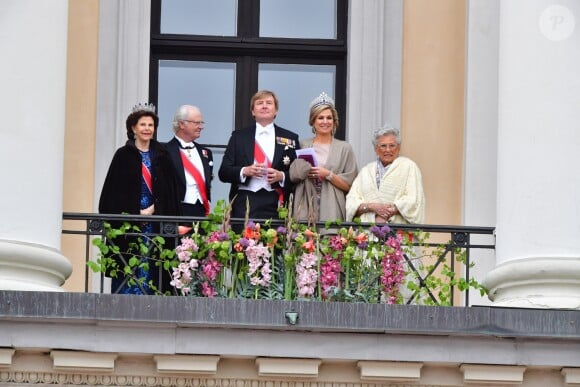 La reine Silvia, le roi Carl Gustav, le roi Willem Alexander, la reine Maxima et la princesse Astrid - Les familles royales au balcon lors du 80ème anniversaire du roi Harald et de la reine Sonja de Norvège à Oslo le 9 mai 2017. 09/05/2017 - Oslo