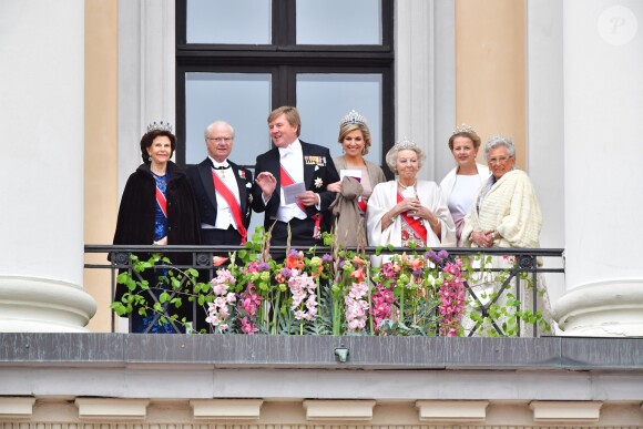 La reine Silvia, le roi Carl Gustav, le roi Willem Alexander, la reine Maxima, la princesse Beatrix, la princesse Astrid - Les familles royales au balcon lors du 80ème anniversaire du roi Harald et de la reine Sonja de Norvège à Oslo le 9 mai 2017. 09/05/2017 - Oslo