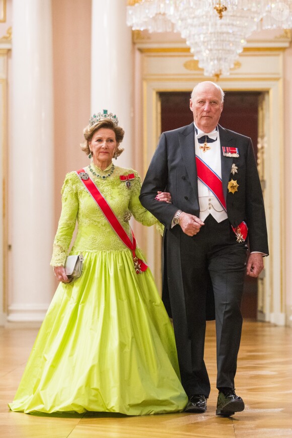La reine Sonja et le roi Harald V de Norvège arrivant pour le dîner de gala de leur double 80e anniversaire le 9 mai 2017 au palais royal à Oslo.