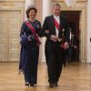 La reine Silvia de Suède au bras du président finlandais Sauli Niinistö arrivant pour le dîner du double 80e anniversaire du roi Harald V de Norvège et de la reine Sonja de Norvège le 9 mai 2017 au palais royal à Oslo.