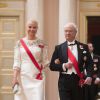 La princesse Mette-Marit de Norvège au bras du roi Carl XVI Gustaf de Suède arrivant pour le dîner du double 80e anniversaire du roi Harald V de Norvège et de la reine Sonja de Norvège le 9 mai 2017 au palais royal à Oslo.