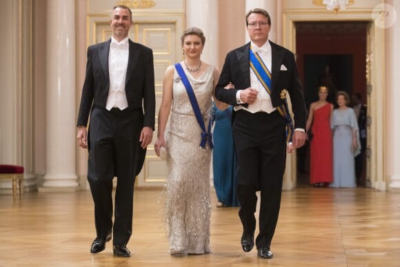 Carlos Augster, la grande-duchesse héritière Stéphanie de Luxembourg et le prince Constantijn des Pays-Bas arrivant pour le dîner du double 80e anniversaire du roi Harald V de Norvège et de la reine Sonja de Norvège le 9 mai 2017 au palais royal à Oslo.