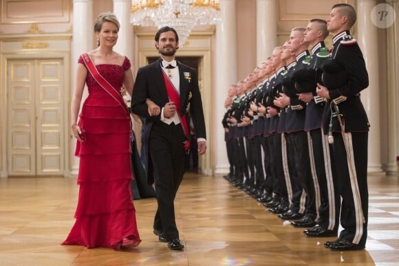 La reine Mathilde de Belgique au bras du prince Carl Philip de Suède arrivant pour le dîner du double 80e anniversaire du roi Harald V de Norvège et de la reine Sonja de Norvège le 9 mai 2017 au palais royal à Oslo.