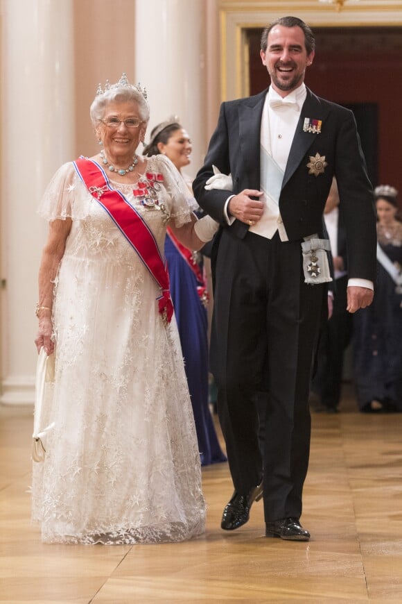 La princesse Astrid de Norvège au bras du prince Nikolaos de Grèce arrivant pour le dîner du double 80e anniversaire du roi Harald V de Norvège et de la reine Sonja de Norvège le 9 mai 2017 au palais royal à Oslo.