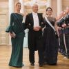 La princesse Tatiana de Grèce et la princesse Sofia de Suède, enceinte, toutes deux au bras de Bernhard Mach, arrivant pour le dîner du double 80e anniversaire du roi Harald V de Norvège et de la reine Sonja de Norvège le 9 mai 2017 au palais royal à Oslo.
